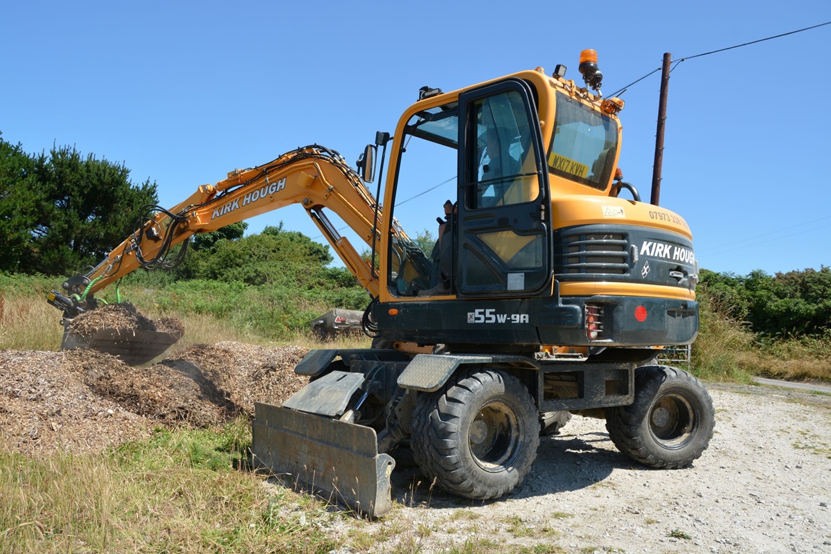 Kirk Hough con su nueva excavadora de ruedas Hyundai