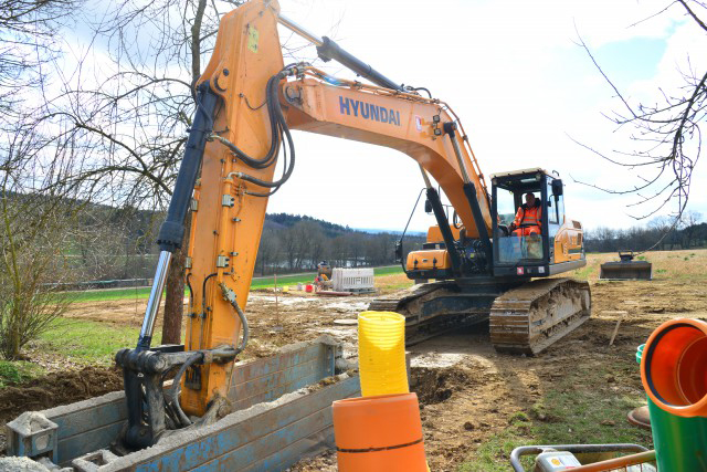 HX300 with monoblock and 3,500 mm arm. Equipped with a trench compactor unit from MTS to reliably backfill the trench at a depth of about 4,000 mm. 