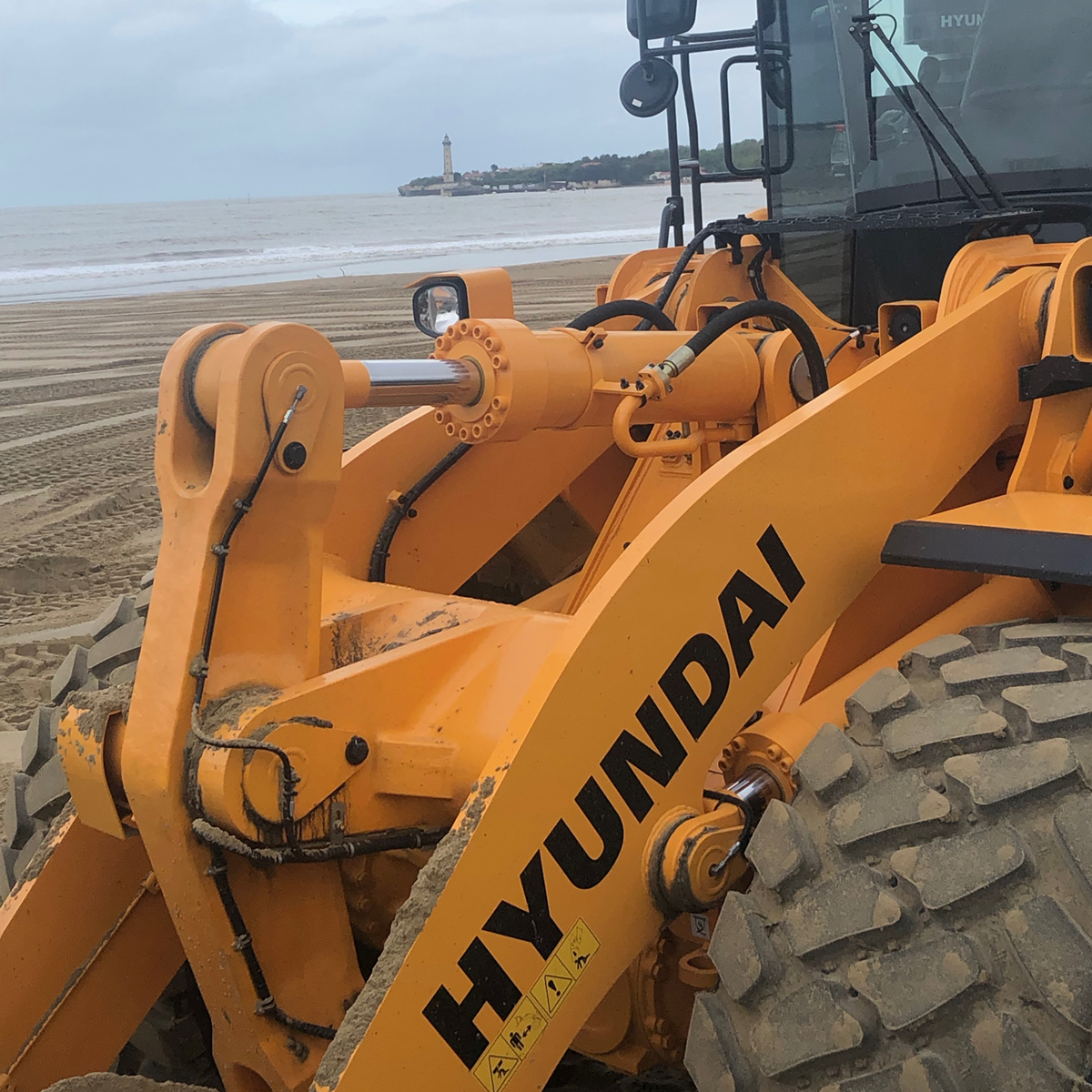 Cargadora-de-ruedas-Hyundai-HL970- en-la-playa