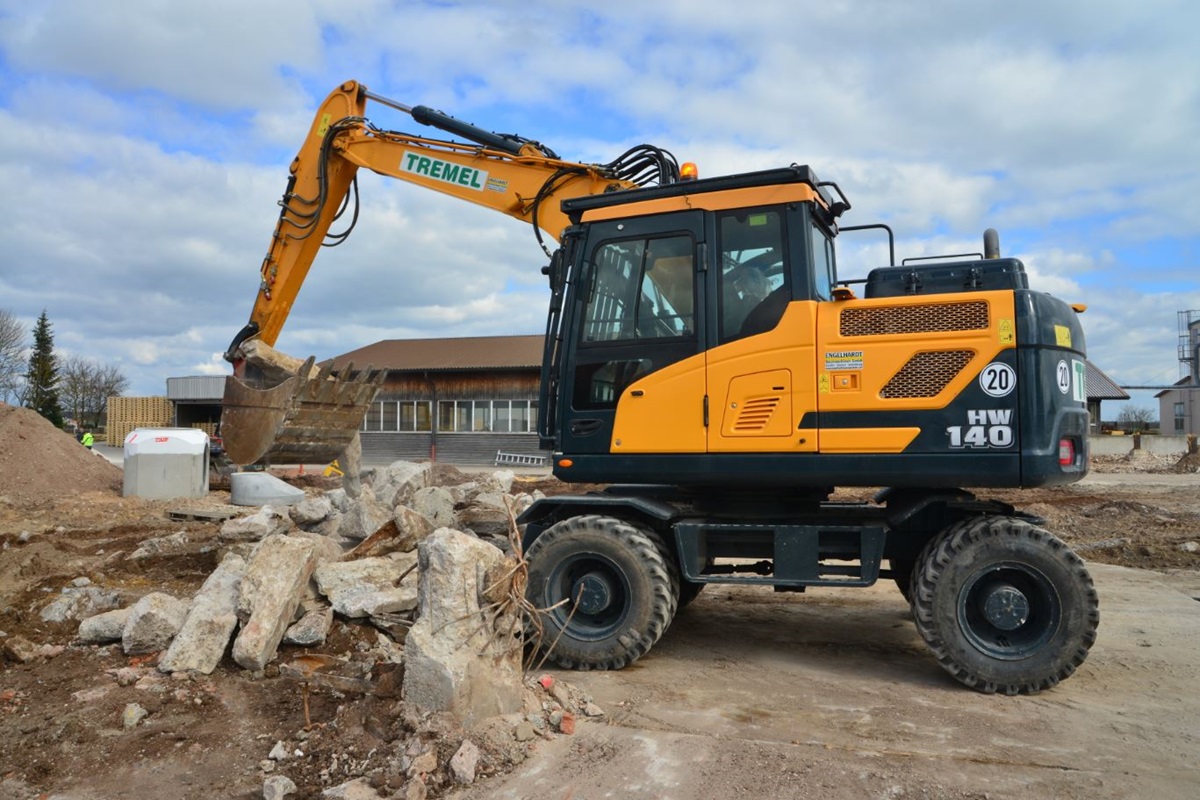 Hyundai HW140 wheeled excavator loading demolition material in Ornbau.