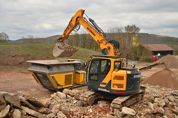 Hyundai HX 145LCR feeding a crusher at the recycling centre in Weihenzell.