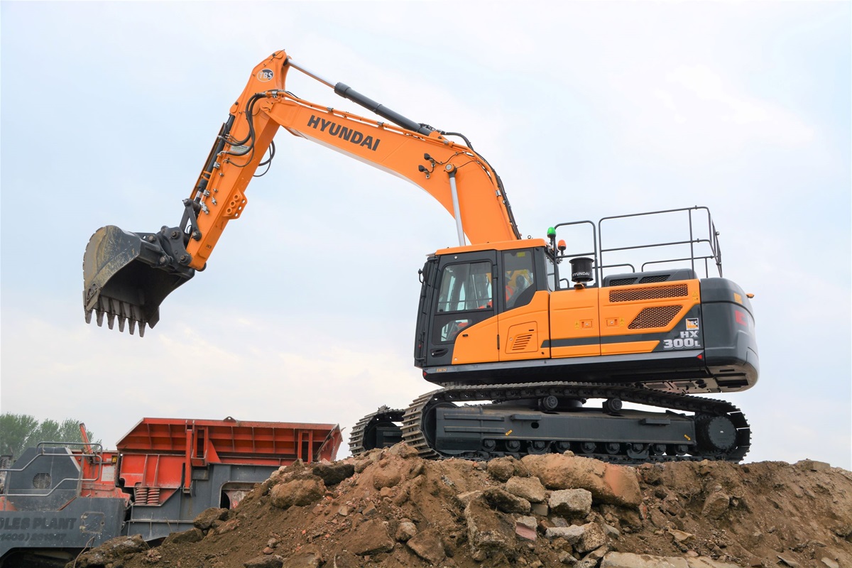 hx300l in the field side view derby crushing