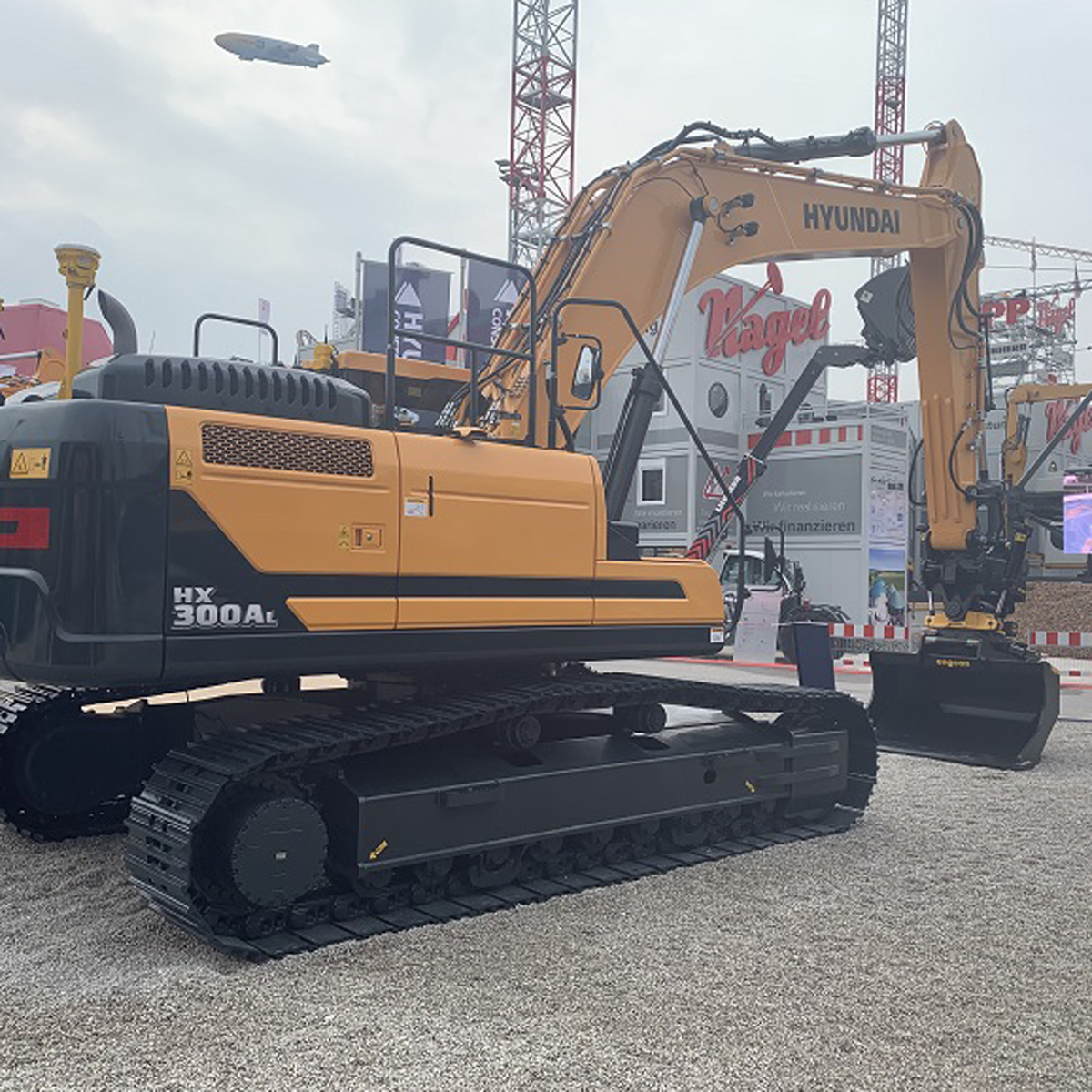 La Hyundai HX300 AL con rotador basculante Engcon en Bauma