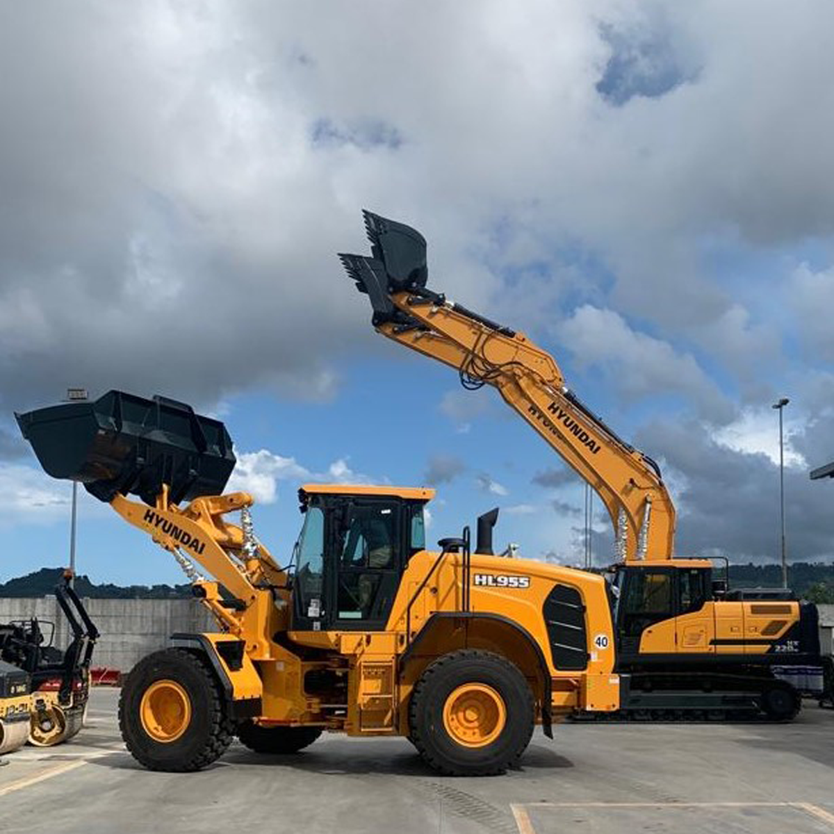 La Hyundai HL955 en el exterior del nuevo concesionario Hyundai Edimac