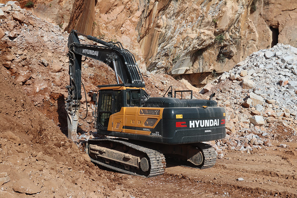 hx300 anl at work in Trambiserra quarry