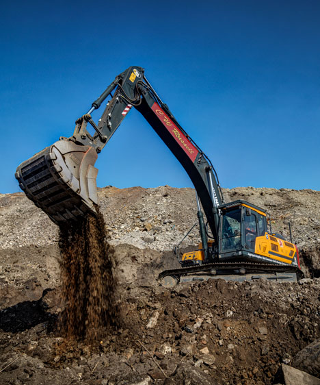 30-tonne excavator moving earth