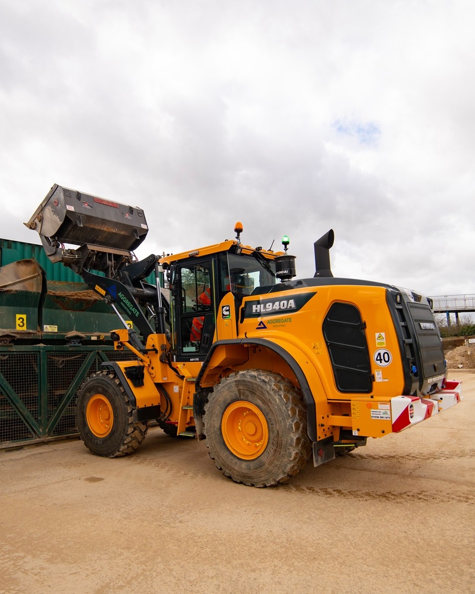 Hyundai HL940A Wheeled Loader Aggregate Industries Shovelling Sand
