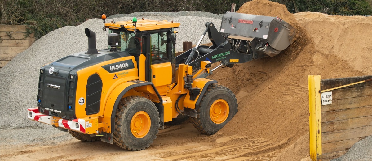 HD Hyundai HL940 wheel loader aggregates shovelling sand 