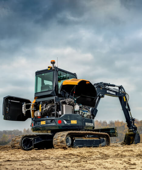 Bagger HX40A mit geöffneter Motorhaube