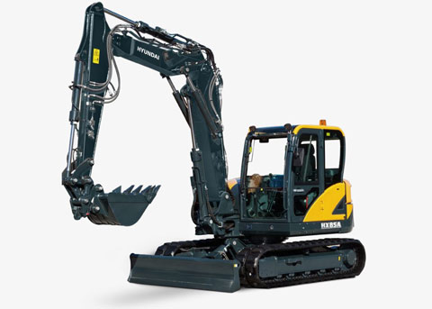 Excavadora compacta HD Hyundai HX85A mostrada sobre un fondo blanco