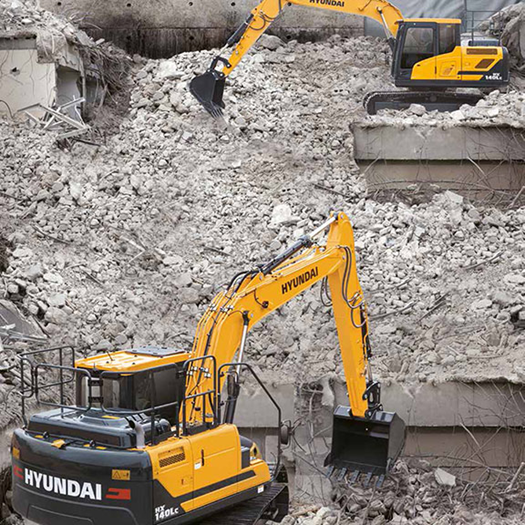 La Hyundai hx140lx sobre el terreno en una demolición de hormigón
