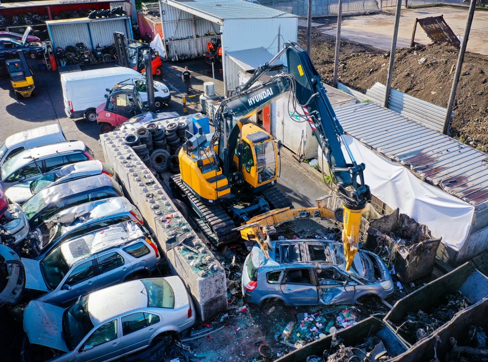 HX235A LCR escavatore cingolato solleva un'auto