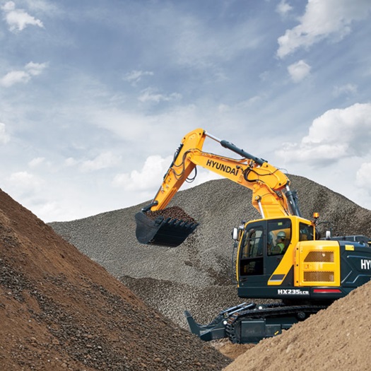 Hyundai HX235LCR moving earth