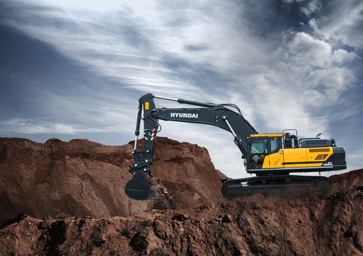 La pelle sur chenilles HD Hyundai HX480A L déchargeant du matériel