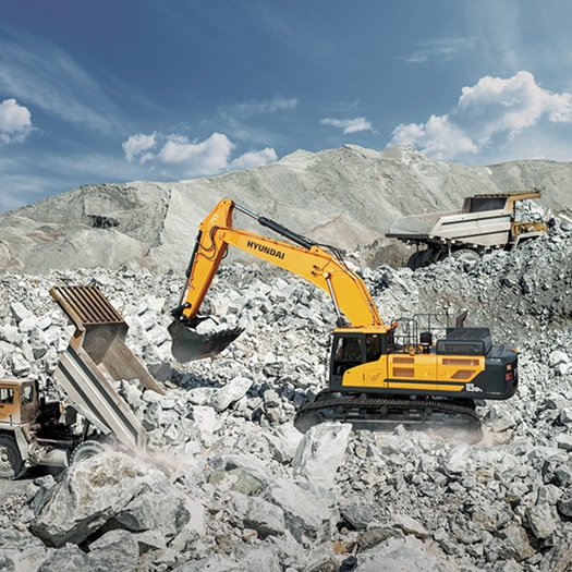 Hyundai HX520L operating in the quarry