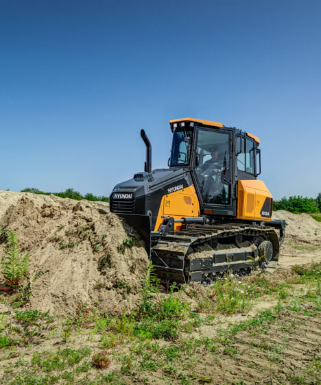 Hyundai HD130 Dozer pushing dirt site clearing
