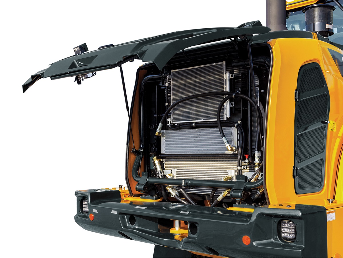 Le chargeur sur pneus HD Hyundai HL930A en cours de maintenance