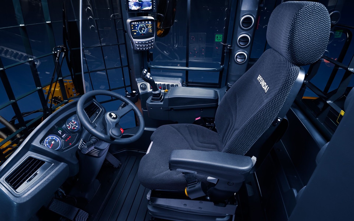 Vue intérieure de la cabine du chargeur sur pneus HD Hyundai
