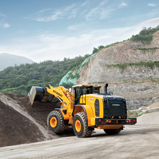 Cargadora de ruedas Hyundai HL970 sobre el terreno en una cantera