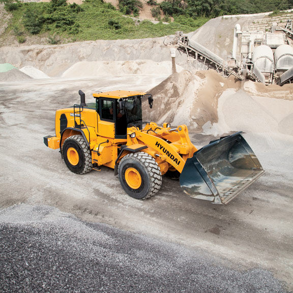 HL970 Wheel Loader in the field