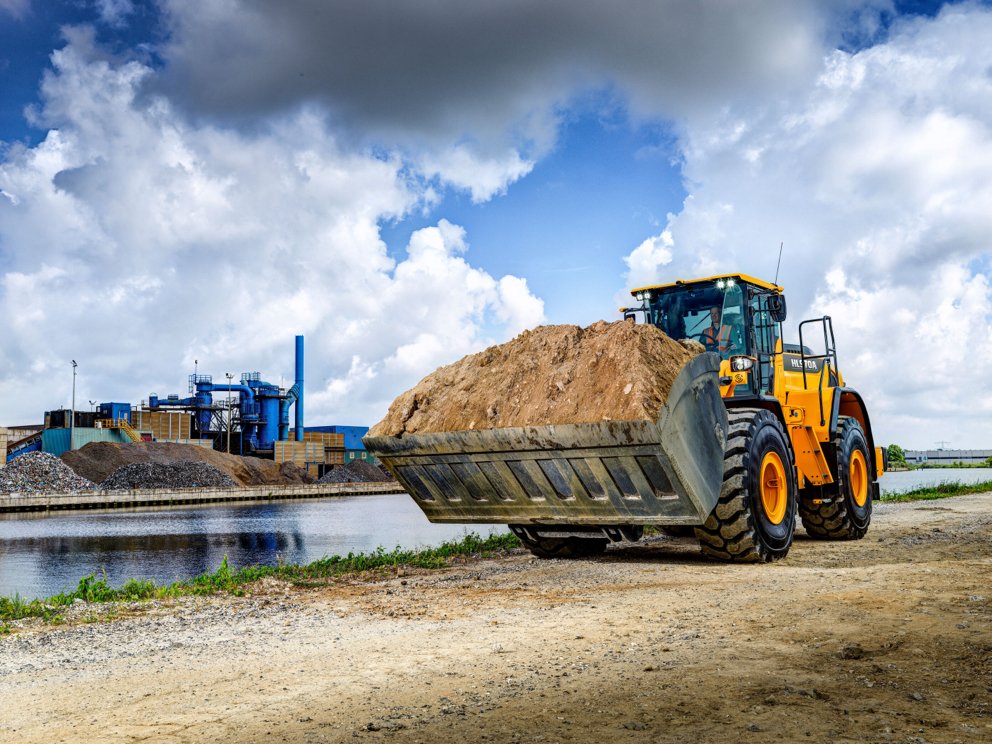 La chargeuse sur pneus HD Hyundai HL970A impliquée dans la construction d'une route