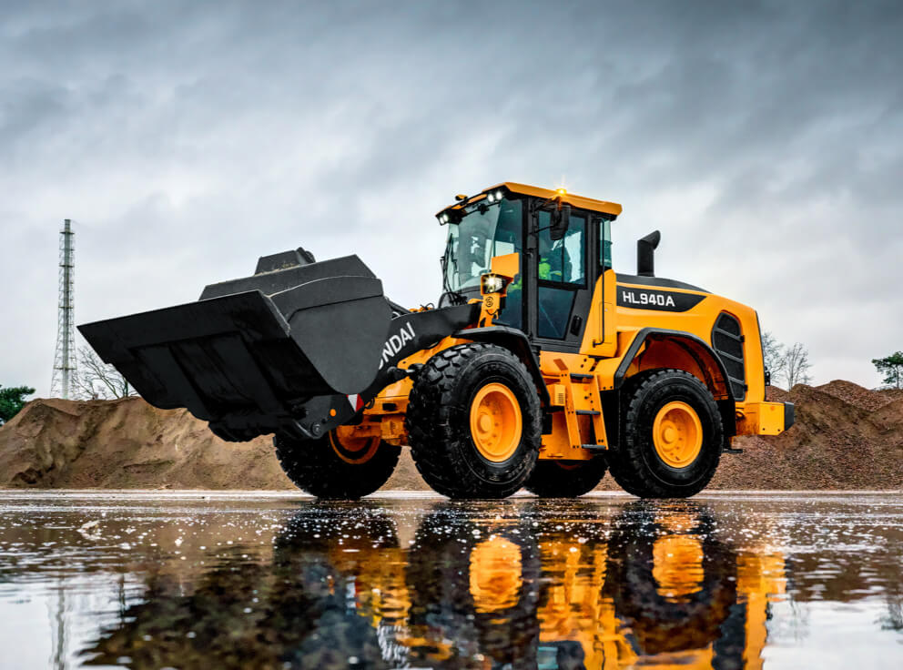 Hyundai Wheeled Loading Shovel HL940A Clear vision upgrade quarry hero shot with reflection