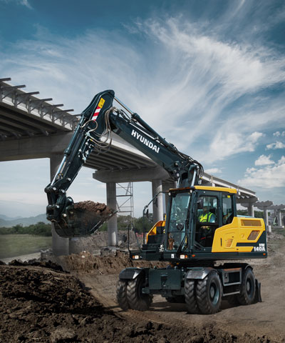 Escavatore gommato HD Hyundai HW140A in uso in un progetto di costruzione di un ponte