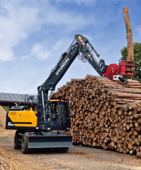 HW160A gebruikt het houtgrijperbijlage om hout te verplaatsen op een bosbouwterrein