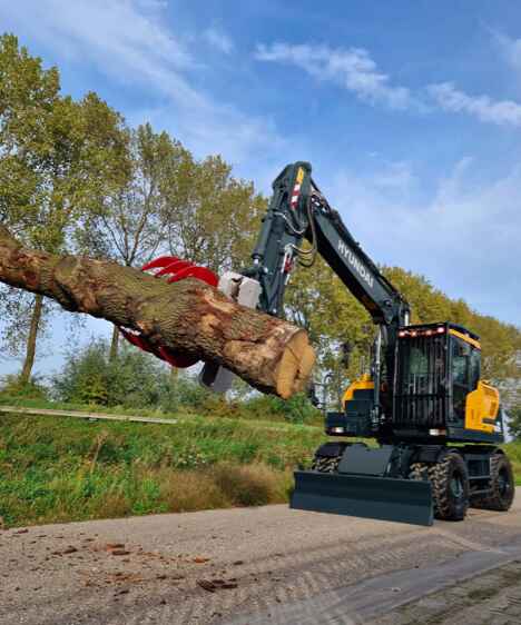 HW160A gebruikt het houtgrijperbijlage om hout te verplaatsen op een bosbouwterrein