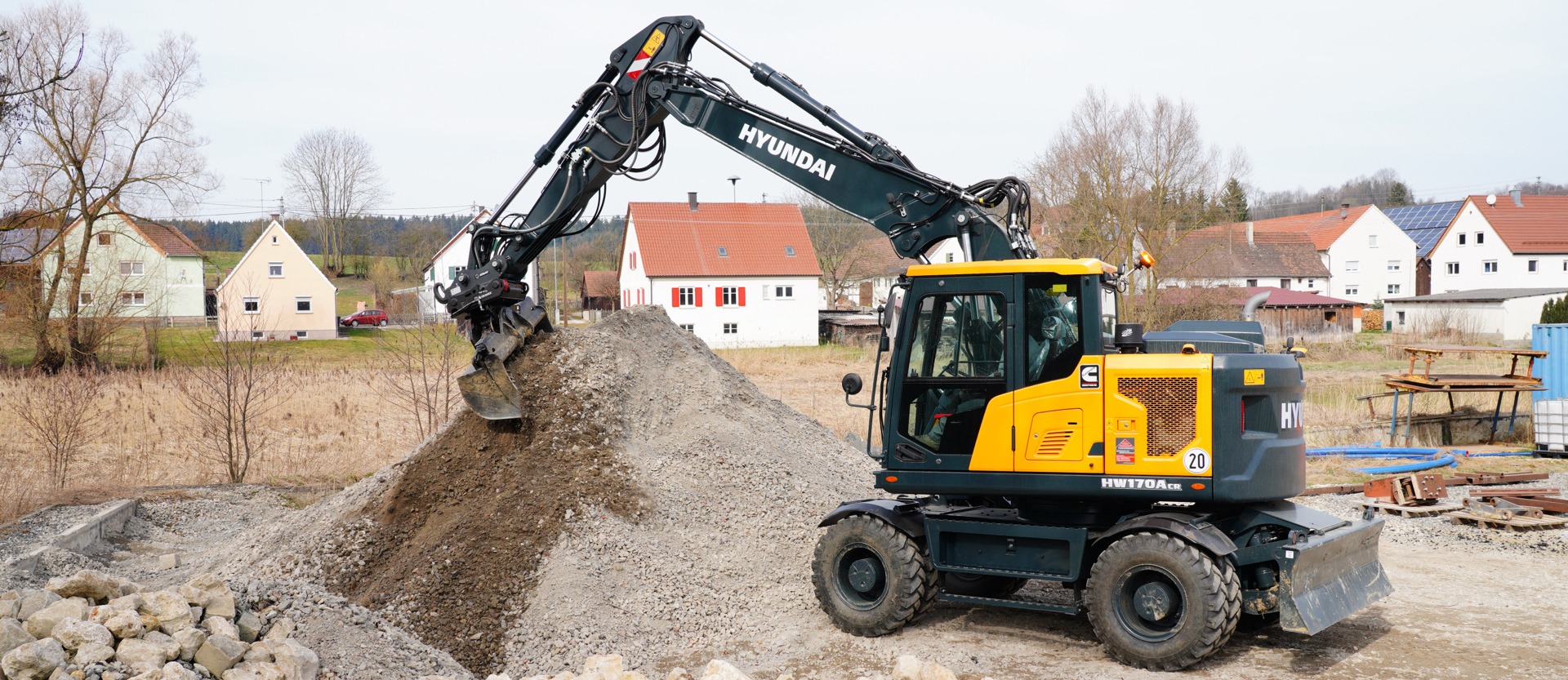 La pelle mécanique HW170 CR travaille sur l'excavation sur un chantier de construction