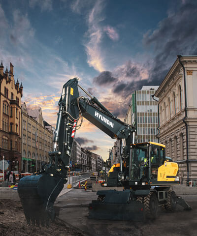Hyundai HW-A-serie mobiele graafmachine op een bouwplaats in de stad