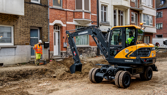 HW65A-mobiele graafmachine die een weg opgraaft in een stedelijk gebied