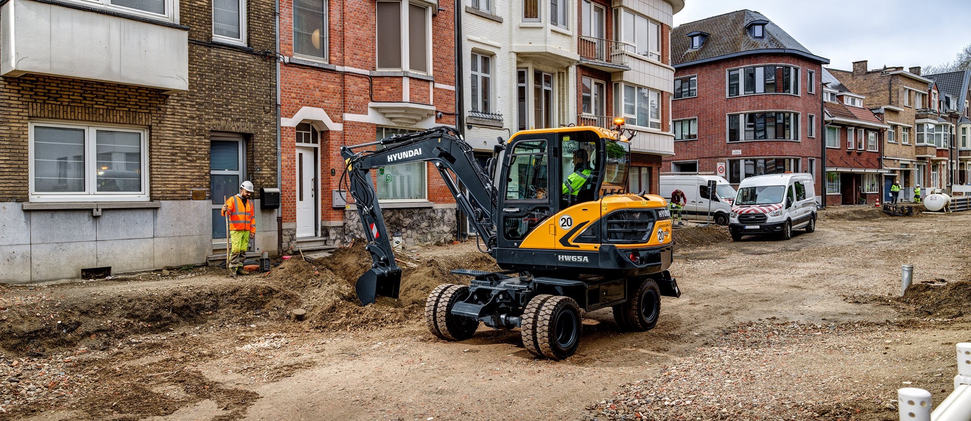HW65A-mobiele graafmachine die een weg opgraaft in een stedelijk gebied