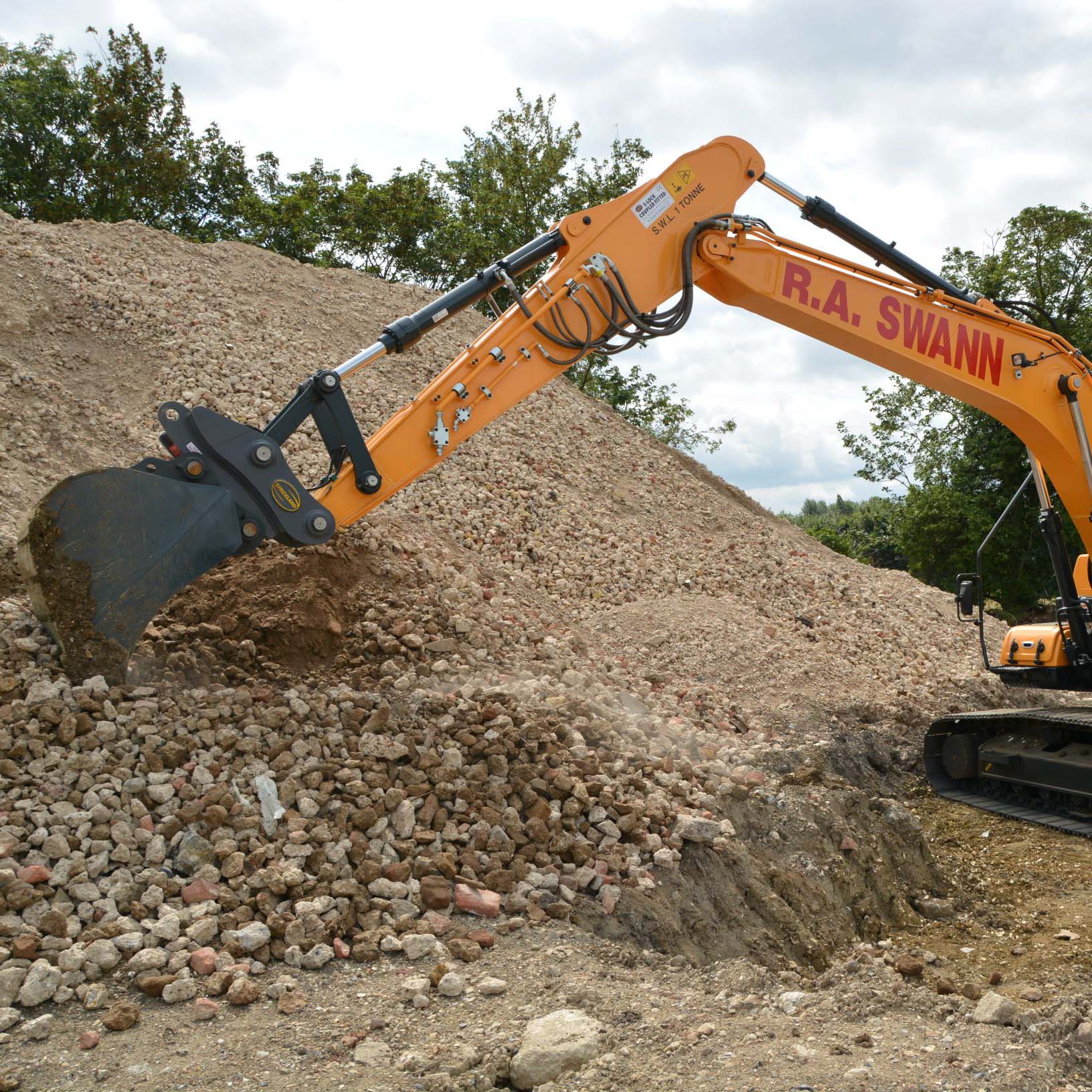 hyundai hx160l ra swann digging in the field