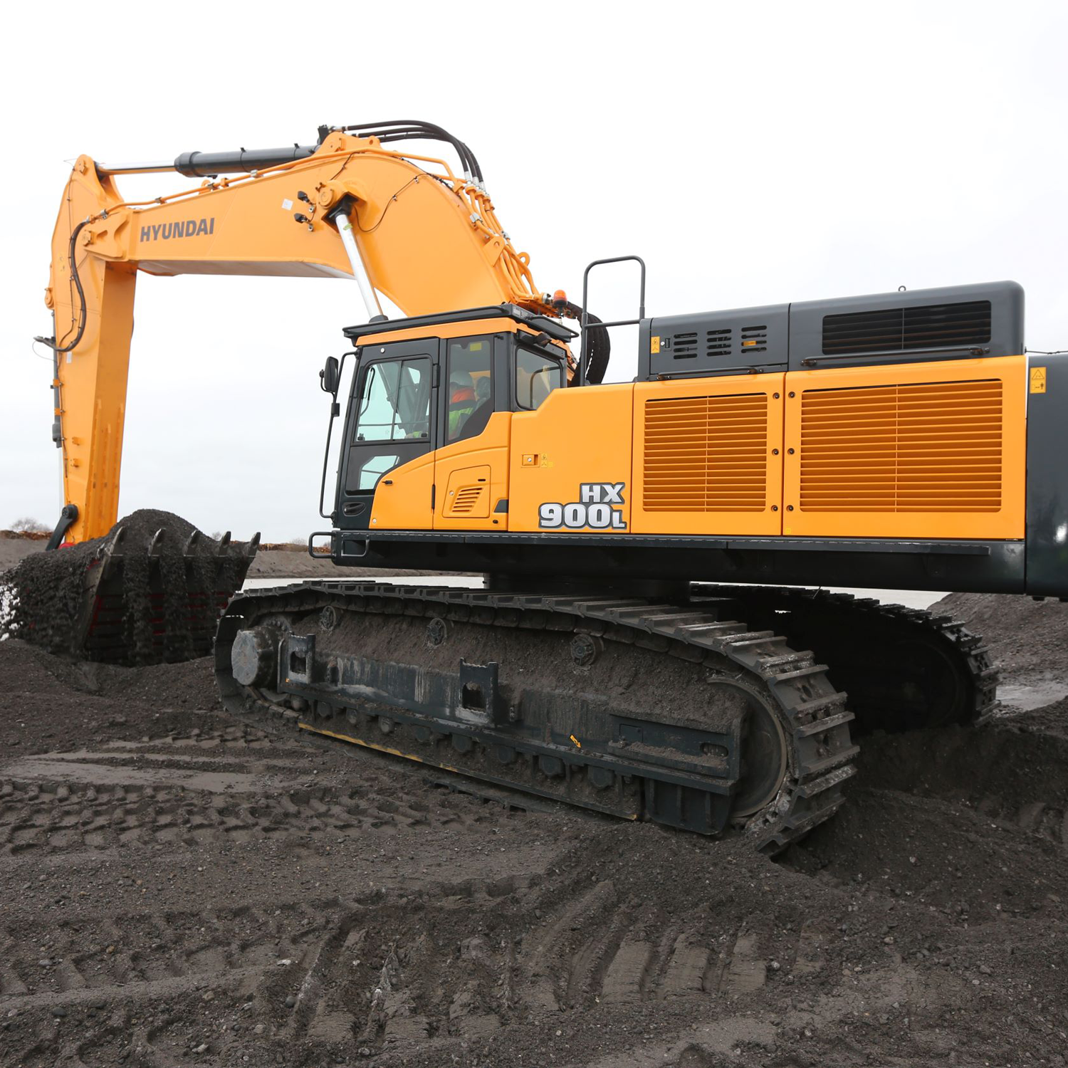 excavadora de cadenas hyundai HX900l sobre el terreno