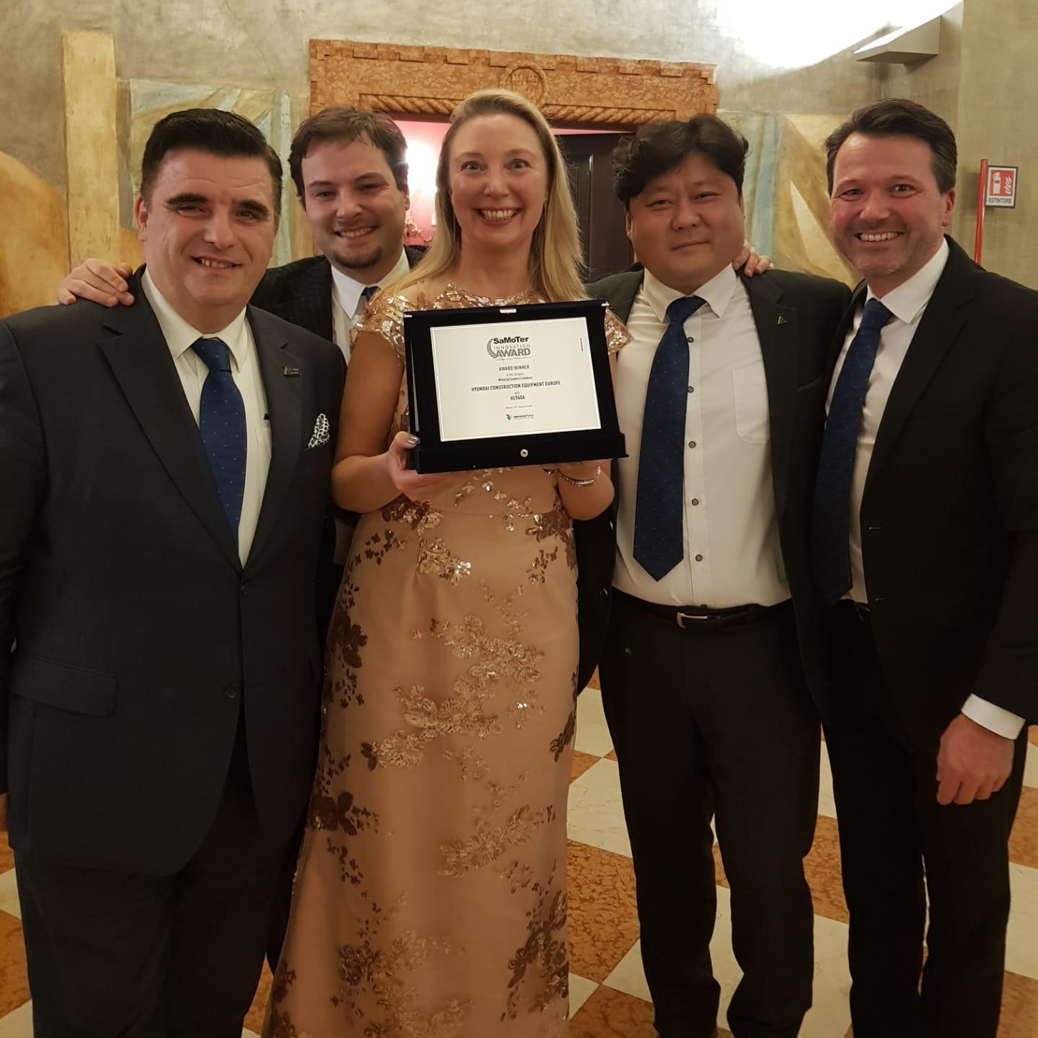 Los miembros de Hyundai Construction Equipment sostienen el Premio Samoter a la Innovación